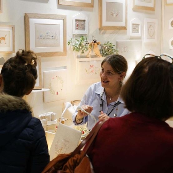 Exposante souriante sur le salon Créations & savoir-faire 