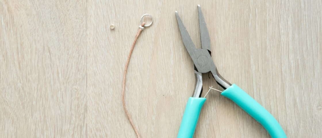 Matériels pour création d'un bracelet en perle Heishi : cordon, pince et fermoir